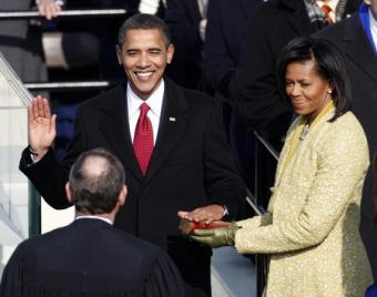 Barack Obama takes the Oath of Office as the 44th President of the United States as he is sworn in by US Chief Justice John Roberts with his wife Michelle by his side during the inauguration ceremony in Washington, January 20, 2009. Obama became the first African-American president in US history. [Agencies]