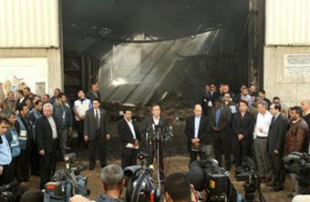 U.N. Secretary-General Ban Ki-moon (C) speaks to journalists in Gaza City January 20, 2009, in front of the United Nations compound that was struck by Israeli fire during Israel's offensive. Voicing shock at stark scenes of destruction, Ban visited the Gaza Strip on Tuesday, and Israel was poised to withdraw its troops before the U.S. presidential inauguration later in the day. [Agencies]