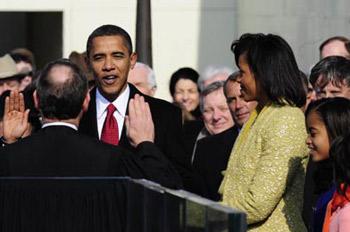Barack Obama (2nd L) takes oath of office as the 44th president of the United States of America in front of the U.S. Capitol in Washington D.C. Jan. 20, 2009.(Xinhua/Zhang Yan) 