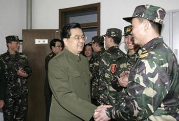 Chinese President Hu Jintao, who is also General Secretary of the Communist Party of China (CPC) Central Committee and chairman of the Central Military Commission (CMC), talks with a soldier of Beijing Military Area Command in Beijing, capital of China, Jan. 21, 2009. Hu Jintao paid visits to the Beijing Military Area Command and a local communication station of the Chinese People's Liberation Army (PLA) on Wednesday, just days ahead of the traditional Lunar New Year. Hu conveyed New Year greetings to the soldiers on behalf of the CPC Central Committee and the Central Military Commission. (Xinhua/Wang Jianmin) 