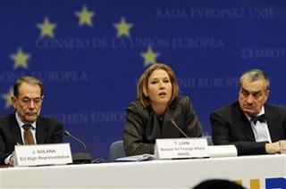 Israel's Foreign Affairs Minister Tzipi Livni, center, talks to the media during a press conference at the end of her meeting with European Union Foreign Affairs Ministers at the EU Council building in Brussels, Wednesday Jan. 21, 2009.(AP Photo/Thierry Charlier)