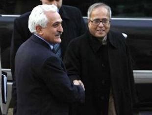 India's Foreign Minister Pranab Mukherjee (R) shakes hands with his Afghan counterpart Rangeen Dadfar Spanta in Kabul January 21, 2009. REUTERS/Omar Sobhani
