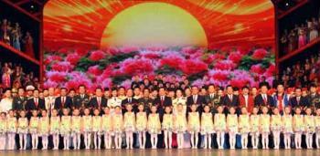 Chinese top leaders Hu Jintao, Wu Bangguo, Wen Jiabao, Jia Qinglin, Li Changchun, Xi Jinping, Li Keqiang, He Guoqiang and Zhou Yongkang pose for a group photo with performing artists after the performance at the China Theatre in Beijing, capital of China, Jan. 21, 2009. Chinese leaders joined a large group of service people and civilians on Wednesday evening to watch an art performance at the China Theater here to celebrate the imminent Chinese New Year. (Xinhua/Wang Jianmin)