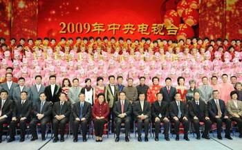 Li Changchun (C front), who is a member of the Standing Committee of the Political Bureau of the Central Committee of the Communist Party of China (CPC), poses for photos with the performers and producers of China Central Television's Lunar New Year gala in Beijing, capital of China, Jan. 23, 2009. Li Changchun visited the performers and producers of China Central Television's Lunar New Year gala during their rehearsal on Friday, and extended new year greetings to them.(Xinhua/Ma Zhancheng)