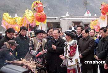 Chinese Premier Wen Jiabao (center) celebrates the traditional Spring Festival at a Qiang minority village in Beichuan, Sichuan province, Saturday, January 24, 2009. [cnsphoto]