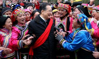 Chinese Premier Wen Jiabao (C) talks to women of Qiang ethnic group at Maoershi Village, Leigu Township of Beichuan County, southwest China's Sichuan Province, Jan. 24, 2009. Wen Jiabao came to the quake-hit counties of Beichuan, Deyang and Wenchuan in Sichuan Province on Jan. 24 and 25, celebrating the Spring Festival with local residents. (Xinhua/Yao Dawei)
