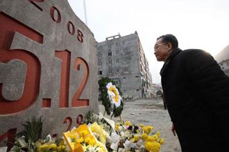 Chinese Premier Wen Jiabao pays a silent tribute to the victims of the May 12 earthquake after laying a wreath at the monument in Beichuan County, southwest China's Sichuan Province, Jan. 24, 2009. Wen Jiabao came to the quake-hit counties of Beichuan, Deyang and Wenchuan in Sichuan Province on Jan. 24 and 25, celebrating the Spring Festival with local residents. (Xinhua/Yao Dawei)