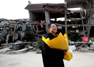 Chinese Premier Wen Jiabao lays a bouquet at the rubbles in Beichuan County to commemorate the victims of the May 12 earthquake , southwest China's Sichuan Province, Jan. 24, 2009. Wen Jiabao came to the quake-hit counties of Beichuan, Deyang and Wenchuan in Sichuan Province on Jan. 24 and 25, celebrating the Spring Festival with local residents. (Xinhua/Yao Dawei)