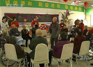 Staff at nursing homes are making sure residents don't feel lonely over the festive season.(CCTV.com)