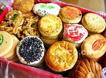 Dao Xiang Cun, a well-known chain food store, serves real Beijing snacks. 