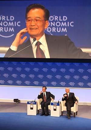 Chinese Premier Wen Jiabao (L) answers questions after speaking at the World Economic Forum annual meeting, in Davos, Switzerland, on Jan. 28, 2009.  (Xinhua/Yao Dawei)