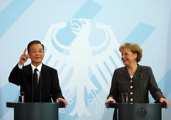 ChinesChinese Premier Wen Jiabao (L) speaks while German Chancellor Angela Merkel looks on during a news conference in Berlin Jan. 29, 2009. (Xinhua/Lan Hongguang)
