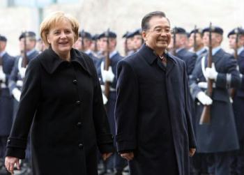 German Chancellor Angela Merkel (L) and visiting Chinese Premier Wen Jiabao attend a welcome ceremony held for Wen at the Chancellor's office in Berlin, Germany, Jan. 29, 2009. Wen arrived in Berlin late Wednesday for an official visit to the country. (Xinhua/Yao Dawei)