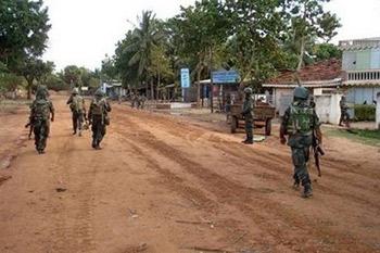 Sri Lankan troops, shown in an undated photograph issued by the Sri Lankan Defence Ministry, patrol in the north eastern town of Vishwamadu. The United Nations evacuated hundreds of severely wounded civilians from behind rebel lines in Sri Lanka Thursday as government troops fought to secure final victory over the Tamil Tigers.(AFP/Defence Ministry) 