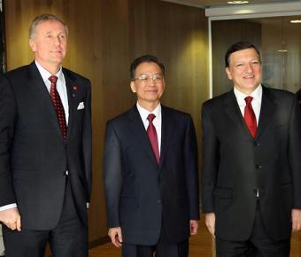Chinese Premier Wen Jiabao (C) poses with European Commission President Jose Manuel Barroso (R) and Prime Minister of the Czech Republic Mirek Topolanek, whose country currently holds the rotating European Union presidency, following his talks with Barroso at EU headquarters in Brussels, Belgium, Jan. 30, 2009. (Xinhua/Lan Hongguang)