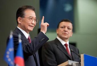 Chinese Premier Wen Jiabao (L) speaks as European Commission President Jose Manuel Barroso listens at the joint press conference held after their talks at European Union headquarters in Brussels, Belgium, Jan. 30, 2009. (Xinhua/Xu Jinquan)
