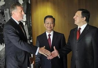 Czech Prime Minister Mirek Topolanek, Chinese Premier Wen Jiabao and European Commission President Jose Manuel Barroso pose before their trilateral meeting at the EU headquarters in Brussels. China and the European Union set aside past differences Friday and vowed to work together to confront the global economic crisis and climate change.(AFP/Dominique Faget)