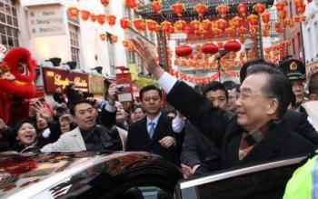 Chinese Premier Wen Jiabao (R Front) meets with overseas Chinese and send greetings to them for the Chinese lunar New Year in the Chinatown of London Jan. 31, 2009. Chinese Premier Wen Jiabao arrived in London on Jan. 31 for a three-day visit to Britain. (Xinhua/Yao Dawei)