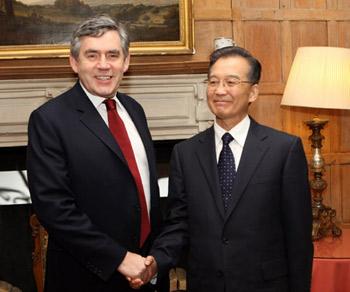 Chinese Premier Wen Jiabao (R) shakes hands with British Prime Minister Gordon Brown during the dinner Brown hosts for him at the British prime minister's official residence on the outskirts of London Jan. 31, 2009. Chinese Premier Wen Jiabao arrived in London on Jan. 31 for a three-day visit to Britain. (Xinhua/Lan Hongguang)