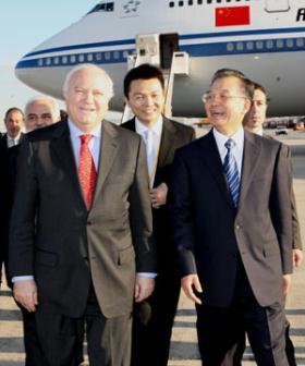 Chinese Premier Wen Jiabao (R, front) is greeted by Spanish Foreign Minister Miguel Angel Moratinos upon his arrival at an airport of Madrid, Spain, Jan. 30, 2009. Wen Jiabao arrived Friday in the Spanish capital for an official visit. (Xinhua/Yao Dawei)