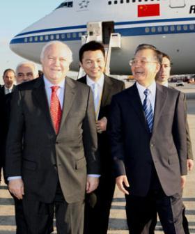 Chinese Premier Wen Jiabao (R, front) is greeted by Spanish Foreign Minister Miguel Angel Moratinos upon his arrival at an airport of Madrid, Spain, Jan. 30, 2009. Wen Jiabao arrived Friday in the Spanish capital for an official visit. (Xinhua/Yao Dawei)
