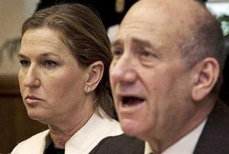 Israeli Prime Minister Ehud Olmert (R) and Foreign Minister Tzipi Livni attend a cabinet meeting in Jerusalem.(AFP/POOL/Sebastian Scheiner)