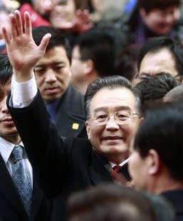Premier Wen Jiabao waves as he walks through London's Chinatown on Saturday, January 31, 2009. [Agencies]