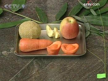 Zoo keepers prepared a new year feast for Tuan Tuan and Yuan Yuan.