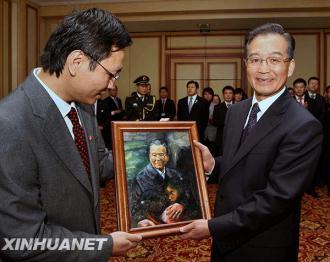 On January 31, while he was in Madrid meeting with the staff at the Chinese Embassy in Spain and overseas Chinese and students studying abroad, Premier Wen Jiabao received a special gift - an oil painting entitled "Nestling Up." The picture was painted by a young man from an earthquake-stricken area in Sichuan Province.