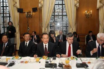 British Prime Minister Gordon Brown (2nd R Front) and visiting Chinese Premier Wen Jiabao (C Front) attend a breakfast with guests from the academic and financial circles at 10 Downing Street in London Feb. 2, 2009. (Xinhua/Lan Hongguang)