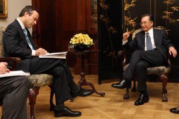 Chinese Premier Wen Jiabao (R) receives an interview by Lionel Barber, editor of the Financial Times, in London, Britain, Feb. 1, 2009. Wen is on a three-day official visit to Britain, the last leg of his week-long European tour. (Xinhua/Yao Dawei)