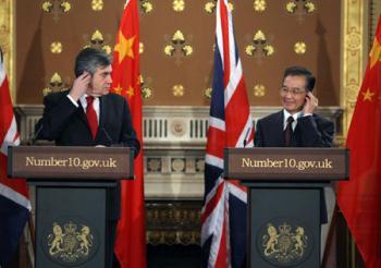 British Prime Minister Gordon Brown (L) and visiting Chinese Premier Wen Jiabao meet the press in London, Britain, Feb. 2, 2009. (Xinhua/Lan Hongguang)