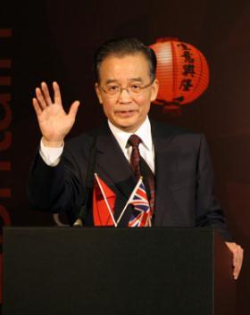 Chinese Premier Wen Jiabao addresses the UK-China Business Summit in London, Britain, Feb. 2, 2009. Wen is on a three-day official visit to Britain, the last leg of his week-long European tour.(Xinhua/Yao Dawei)