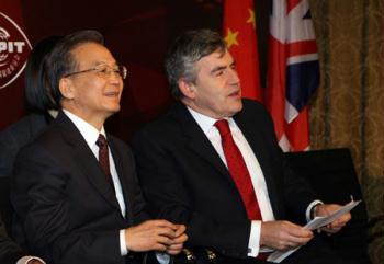 Chinese Premier Wen Jiabao (L) and British Prime Minister Gordon Brown attend the UK-China Business Summit in London, Britain, Feb. 2, 2009. (Xinhua/Yao Dawei)