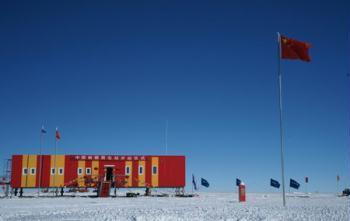 The Chinese national flag is hoisted in front of the Kunlun station, the third Chinese Antarctic base and the first in inland Antarctica February 2, 2009. [Xinhua]