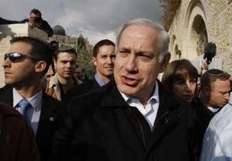 Israel's Likud Party leader Benjamin Netanyahu (C) visits an archaeological site outside Jerusalem's Old City February 2, 2009. REUTERS/Ronen Zvulun