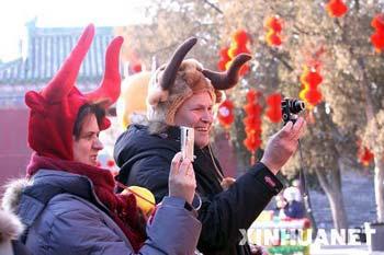 Lots of foreigners spend the Lunar New Year in China. The Golden Week tourism report released by the two departments shows that China hosted a total of 109 million tourists during the seven-day Spring Festival holiday.