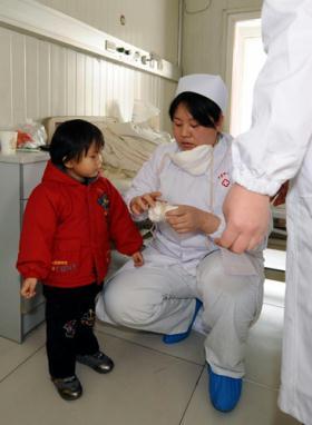 A three-year-old baby girl surnamed Peng (L) prepares to leave hospital after recovering from bird flu at the Taiyuan No. 4 Hospital in the capital of Shanxi province, Feb. 3, 2009. The girl fell ill on Jan. 7 in Changsha, central China's Hunan province. Four days later she was taken to her home province of Shanxi by her grandparents and on Jan. 17 was confirmed as having contracted bird flu. [Xinhua/Yan Yan]