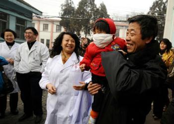 A two-year-old girl surnamed Peng (2nd R) leaves hospital after recovering from bird flu at the Taiyuan No. 4 Hospital in the capital of Shanxi province, Feb. 3, 2009. The girl fell ill on Jan. 7 in Changsha, central China's Hunan province. Four days later she was taken to her home province of Shanxi by her grandparents and on Jan. 17 was diagnosed with bird flu. [Xinhua]