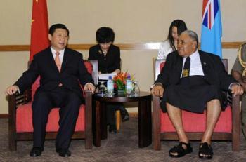 Chinese Vice President Xi Jinping (L) meets with Fiji President Josefa Iloilo in Nandi, Fiji, Feb. 9, 2009. (Xinhua/Huang Jingwen)
