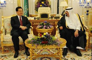 Visiting Chinese President Hu Jintao (L) talks with Saudi Arabian King Abdullah bin Abdul-Aziz during their meeting in Riyadh, Saudi Arabia, Feb. 10, 2009. (Xinhua/Rao Aimin)