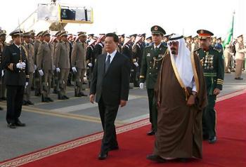 Chinese President Hu Jintao (L front) and Saudi Arabian King Abdullah bin Abdul-Aziz (R front) review the honor guard during a welcoming ceremony upon Hu's arrival at the airport in Riyadh, Saudi Arabia, Feb. 10, 2009. (Xinhua/Ju Peng)