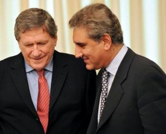 Richard Holbrooke (L), new US special envoy to Afghanistan and Pakistan, speaks with Pakistani Foreign Minister Shah Mehmood Qureshi in Islamabad. The US envoy to Afghanistan and Pakistan met key leaders in Islamabad as part of a major US policy review aimed at turning around the war against the Taliban and Al-Qaeda in South Asia.(AFP/Aamir Qureshi)