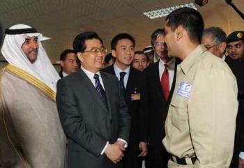 Visiting Chinese President Hu Jintao (2nd L front) talks with a staff member as he visits a cement production project constructed by Chinese companies in Riyadh, Saudi Arabia, Feb. 11, 2009. (Xinhua/Rao Aimin)