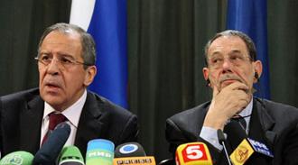 Russian Foreign Minister Sergei Lavrov (L) speaks as the European Union foreign and security policy chief Javier Solana listens during a news conferencein Moscow, capital of Russia, Feb. 11, 2009. Russian and European Union officials held talks here on Wednesday to discuss issues as shaping a new security system in Europe, South Ossetia problem and the coordination of efforts of Russia and EU to fight against piracy.(Xinhua/Shen Bohan)