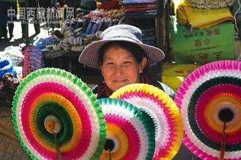 An old woman selling goods on market is happy for her increasing income. The peak of purchasing for the Tibetan New Year, which falls on Feb. 25 this year, is coming with strong festive atmosphere in Lhasa. (Photo: chinatibetnews.com)