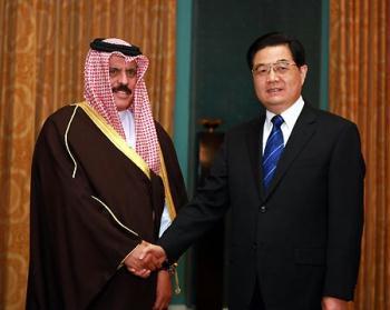 Chinese President Hu Jintao (R) shakes hands with Abdul Rahman Al-Attiyah, secretary general of the Gulf Cooperation Council (GCC), in Riyadh, capital of Saudi Arabia, Feb. 11, 2009. Hu is in Saudi Arabia for a state visit.(Xinhua/Ju Peng)
