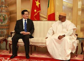 Chinese President Hu Jintao (L) meets with Malian President Amadou Toumany Toure in Bamako, Mali, on Feb. 12, 2009. (Xinhua/Rao Aimin)