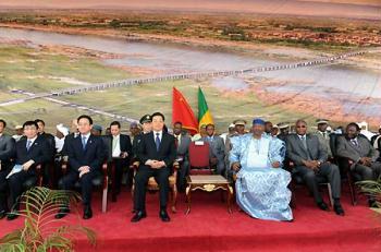 Visiting Chinese President Hu Jintao (3rd L Front) and his Malian counterpart Amadou Toumany Toure (3rd R Front) attend an inauguration of a China-aided bridge construction project in Bamako, capital of Mali, Feb. 13, 2009. (Xinhua/Rao Aimin)