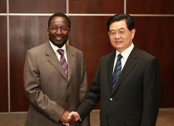 Visiting Chinese President Hu Jintao (R) meets with President of the Malian National Assembly Dioncounda Traore in Bamako, capital of Mali, Feb. 13, 2009. (Xinhua/Ju Peng)